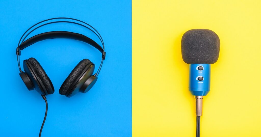 schwarze Kopfhörer und blaues Mikrofon